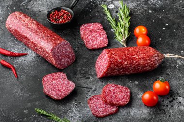 Baharatlı ve biberiyeli nefis salam, arka planda siyah taş masa.