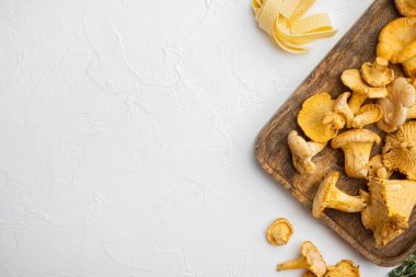 Çiğ makarna, mantar ve malzeme seti, beyaz taş masa arkaplanı, üst görünüm düz, metin alanı için kopyalama alanı ile