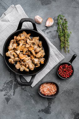 Mantar chanterelles seti, gri taş masa arkaplan, üst görünüm düz yatıyordu