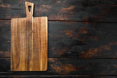 Bambu kesme tahtası boş metin ya da yiyecek için boş, üst görünüm düz, eski koyu ahşap masa arkaplanı üzerinde