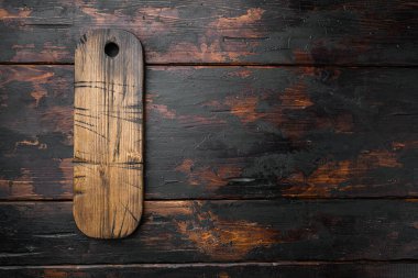 Yaşlanmış tahta kesme tahtası seti, üst görünüm düzlüğü, metin veya ürününüz için kopyalama alanı, eski koyu ahşap masa arkaplanı üzerinde