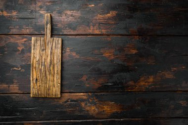 Eski kesme tahtası seti, üst görünüm düz yatay, metin veya yemek için kopyalama alanı, eski koyu ahşap masa arka planı