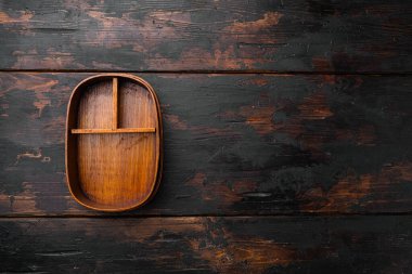 Metin veya yiyecek için kopyalama alanı olan ahşap bento kutusu seti aç, üst görünüm düz, eski siyah tahta masa arkaplanı üzerinde