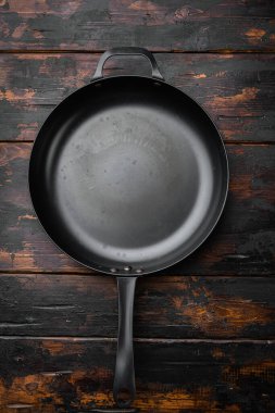 Metin ya da yiyecek için kopyalama alanı olan eski tip demir tava seti, üst görünüm düz arka plan, eski koyu ahşap masa arkaplanı