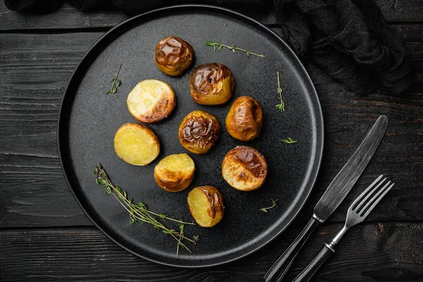 Roasted Garlic Potatoes Set Plate Black Wooden Table Background Top — Stock Photo, Image