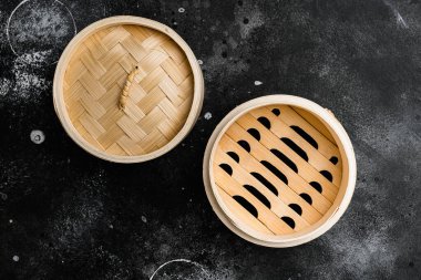 Boş Bambu Buhar Buharı seti, metin veya yiyecek için kopyalama alanı, metin veya yiyecek için kopyalama alanı, üst görünüm düz, siyah koyu taş masa arkaplanı üzerinde