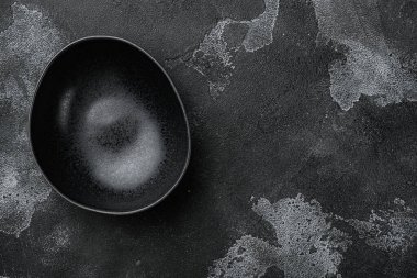 Boş siyah kase seti, metin ya da yemek için kopyalama alanı, metin ya da yiyecek için kopyalama alanı, üst görünüm düz, siyah taş masa arkaplanı