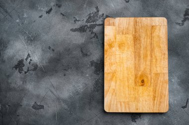 Tahta kesme seti, gri taş masa arkaplanı, üst görünüm düz yatay, metin veya ürün için kopyalama alanı ile