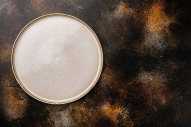 Metin ya da yiyecek için kopyalama alanı olan boş yemek tabağı seti, üst görünüm düz tabaka, eski koyu kırsal masa arkaplanı