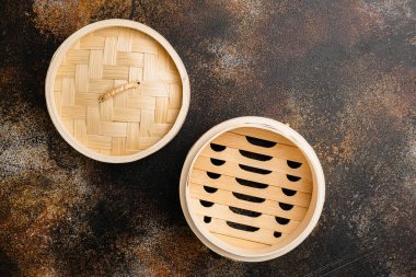 Boş Bambu Buhar Buharı seti, metin veya yiyecek için kopyalama alanı, metin veya yiyecek için kopyalama alanı, üst görünüm düz, eski koyu kırsal tablo arka planı