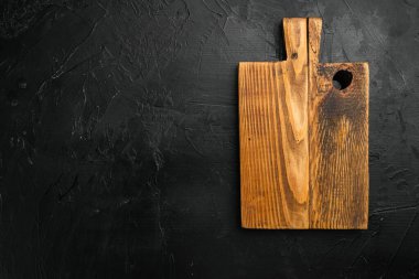 Eski ahşap mutfak seti, üst görünüm düz yatak, metin veya yemek için kopyalama alanı, siyah arkaplan
