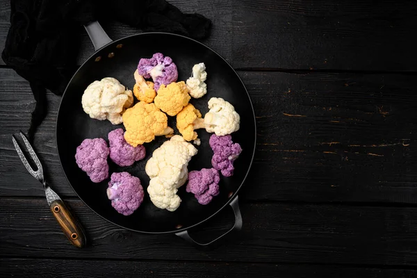 Set Cavolfiori Maturi Padella Ghisa Fondo Tavolo Legno Nero Posa — Foto Stock