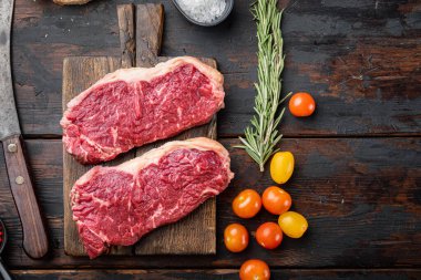 Kansas City çiğ organik biftek kesimi, eski ahşap masa, üst görünüm, metin için kopya alanı ile