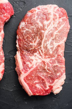 Siyah desenli arka plan görünümlü organik bıçaklı biftek kesikleri