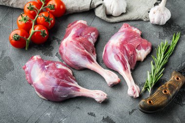 Serbest Çiftlik Ördek Bacakları seti, gri taş arka planda bitkiler ve malzemelerle.