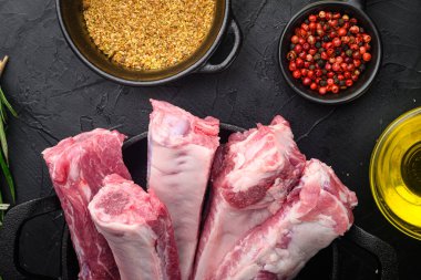 Organik çiftlikten taze çiğ domuz eti. Baharatlı, ballı. Siyah taş arka planda.
