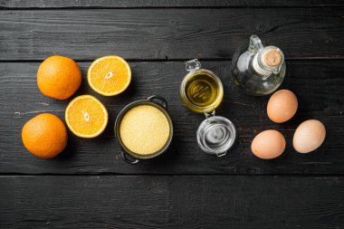 Ev yapımı portakallı kek malzemeleri, yumurta ve bal seti, siyah ahşap masa arkaplanı, üst görünümü düz, metin alanı için kopyalama alanı