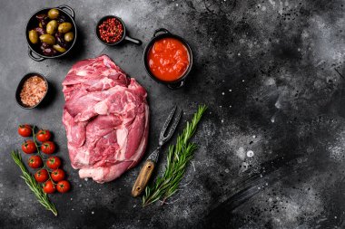 Çiğ kuzu fileto taze organik et seti, malzemeler ve otlarla, siyah taş masa zemininde, üst görünüm düz, metin için kopyalama alanı