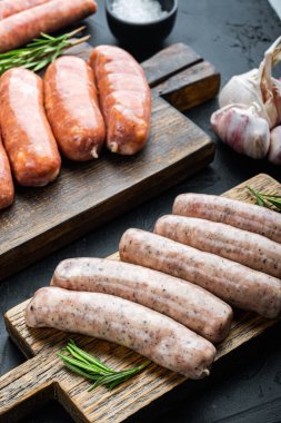 Siyah arka planda tavuk sosisi..