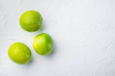 Olgun yeşil kireç seti, beyaz arkaplan, üst görünüm veya düz metin için kopyalama alanı ile yatar