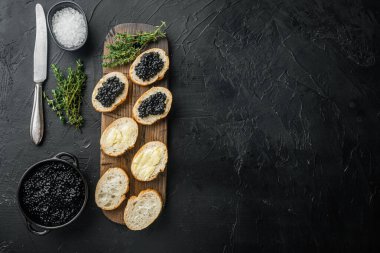 Siyah havyar ile Sandwiche, siyah arkaplan, üst görünüm düz metin için kopyalama alanı ile yatar