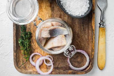 Dilimlenmiş ringa balığı, terbiye edilmiş, beyaz arka planda, düz manzaralı.