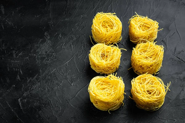 Getrocknetes Taglierini Set Auf Schwarzem Steinhintergrund Mit Kopierplatz Für Text — Stockfoto