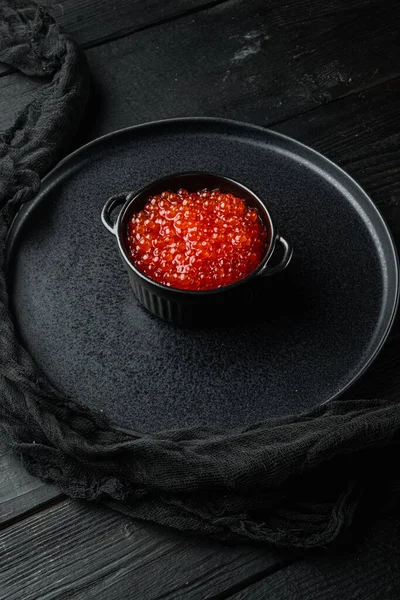 Caviar Salmão Vermelho Tigela Fundo Mesa Madeira Preta — Fotografia de Stock