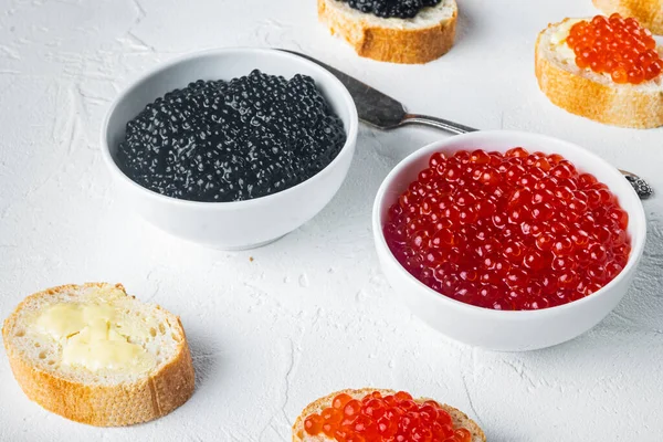Pinceles Con Manteca Roja Caviar Negro Sobre Fondo Blanco —  Fotos de Stock