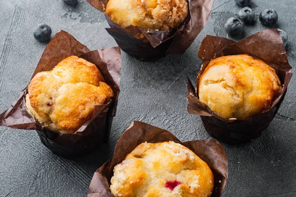 Muffins Con Arándanos Sobre Fondo Gris — Foto de Stock