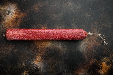 Taze domuz salamı seti, eski koyu kırsal arka planda, üst görünüm düz, metin için kopyalama alanı ile