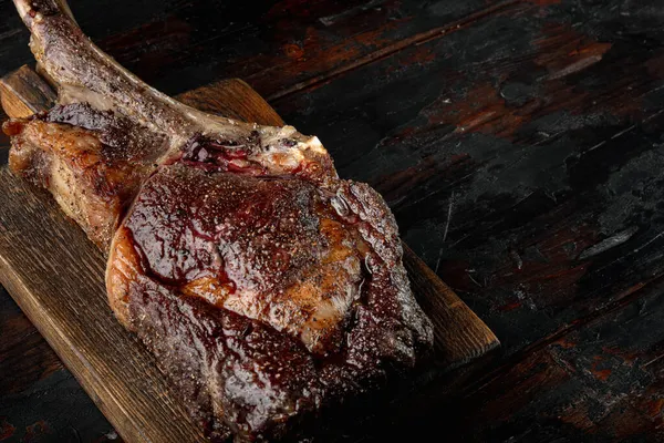 Kemik Setinde Izgara Siyah Angus Bifteği Ahşap Servis Tahtasının Üzerinde — Stok fotoğraf