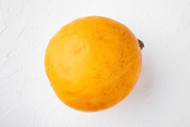 Kavun seti, beyaz taş masa zemininde