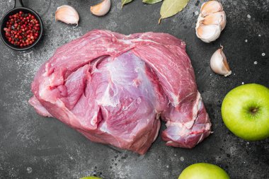Taze domuz eti pişmeye hazır, siyah taş masa zemininde, üst manzara düz yatıyordu.