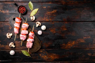 Çiğ domuz şiş kebap. Sebzeli barbekü eti, üst görünüm düz yatak, metin için kopya alanı, eski koyu ahşap masa arka planı