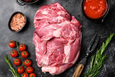 Kuzu eti taze çiğ seti, malzemeler ve otlarla, siyah taş masa zemininde, üst görünüm düz