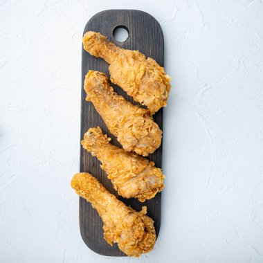 Tavuk budu beyaz arka planda kızartılmış..