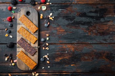 Meyveli fındıklı enerji gofretleri, sağlıklı atıştırmalıklar, yazı için yeri olan düz uzanma, ahşap masa.