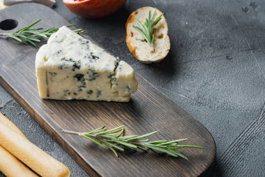 Gri arkaplanda, metin için fotokopi alanı olan yumuşak mavi peynir sürüleri