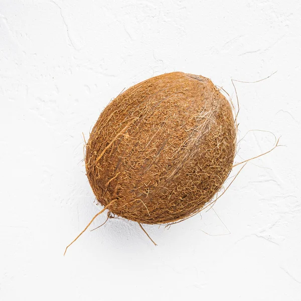 热带水果椰子全套 白色石桌背景 顶视图平坦 — 图库照片