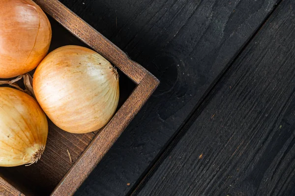 Frische Zwiebeln Auf Schwarzem Holztischhintergrund Von Oben Flach Liegend Mit — Stockfoto