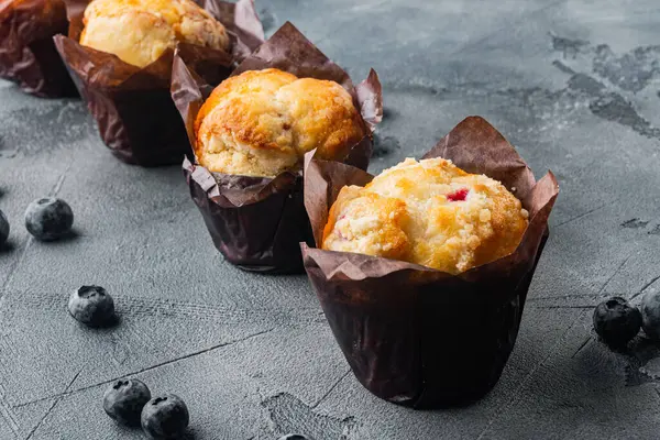 Muffins Aux Myrtilles Sur Fond Gris — Photo