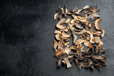 Kurumuş mantar seti, siyah arkaplan üzerinde, metin kopyalanması için alanı ile