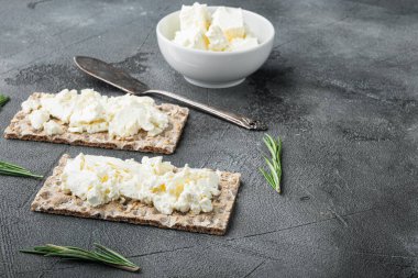 Taze çavdar gevrekleri farklı bir malzeme setiyle gri taş masa zemininde, metin için kopyalama alanı ile birlikte.