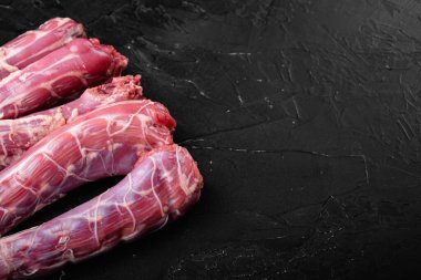 Kuş sakatatı taşlık seti, siyah taştan masa arkaplanı, metin için kopyalama alanı