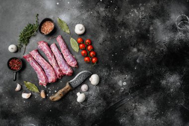 Çiğ ördek boyun seti, siyah taştan masa arkaplanı, üst görünüm düz, metin için kopyalama alanı ile