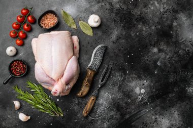 Çiğ tavuk seti, siyah taş masa arkaplanı, üst görünüm düz, metin için kopyalama alanı ile