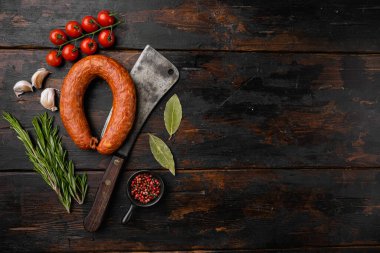 Soğuk tütsülenmiş el yapımı sosis seti, eski koyu ahşap masa arkaplanı üzerinde, üst görünüm düz yatay, metin için kopyalama alanı ile