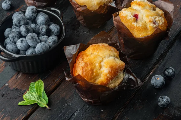 Muffin Arándano Sobre Fondo Mesa Madera Oscura Vieja — Foto de Stock