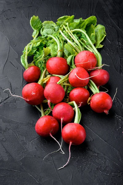 Rode Radijs Bos Met Groene Bladeren Set Zwarte Stenen Achtergrond — Stockfoto